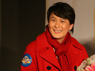 张信哲现任妻子，张信哲现任妻子黄韵玲（多次相亲因其歌手身份遭拒）