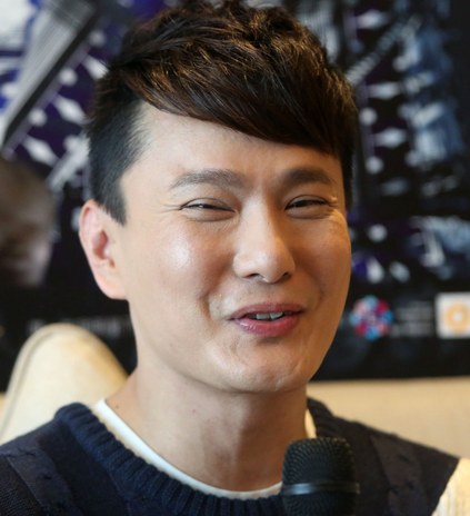 张信哲现任妻子，张信哲现任妻子黄韵玲（多次相亲因其歌手身份遭拒）