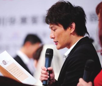 张信哲现任妻子，张信哲现任妻子黄韵玲（多次相亲因其歌手身份遭拒）