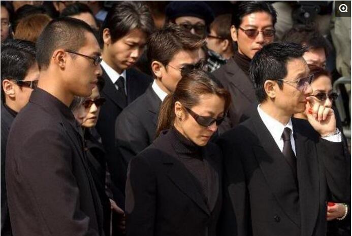 基本算的上有名气的香港明星都去了,下图中为梅艳芳 梅艳芳扶灵的有