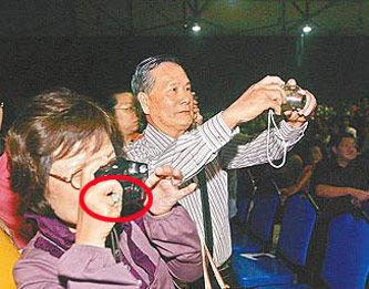 张信哲现任妻子，张信哲现任妻子黄韵玲（多次相亲因其歌手身份遭拒）