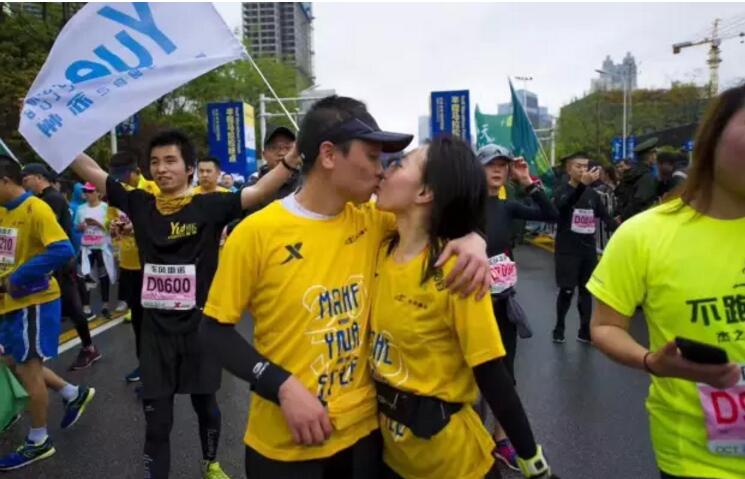 雨衣怎么来的呢，雨衣是怎样传递的（90后学警脱下雨衣让给观汉马的小女孩）