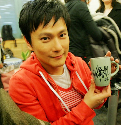 张信哲现任妻子，张信哲现任妻子黄韵玲（多次相亲因其歌手身份遭拒）