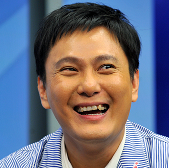 张信哲现任妻子，张信哲现任妻子黄韵玲（多次相亲因其歌手身份遭拒）