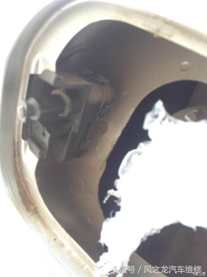 油箱盖卡扣更换教程，v3油箱盖卡扣更换步骤是什么（新速腾更换油箱盖电机全过程）