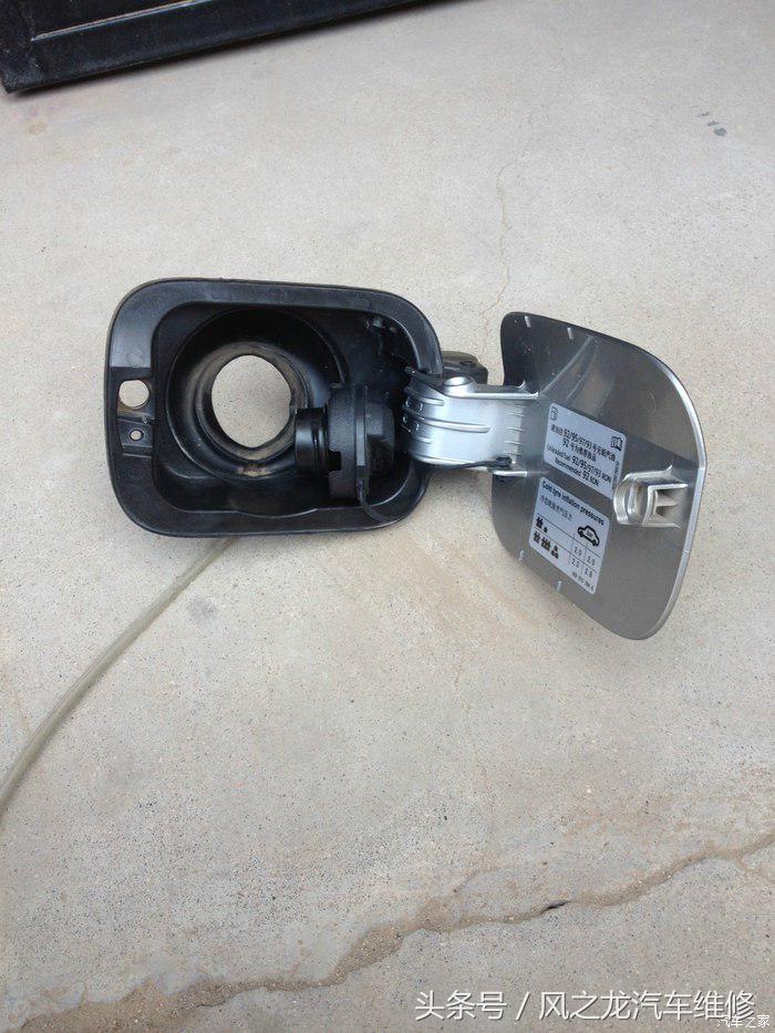 油箱盖卡扣更换教程，v3油箱盖卡扣更换步骤是什么（新速腾更换油箱盖电机全过程）