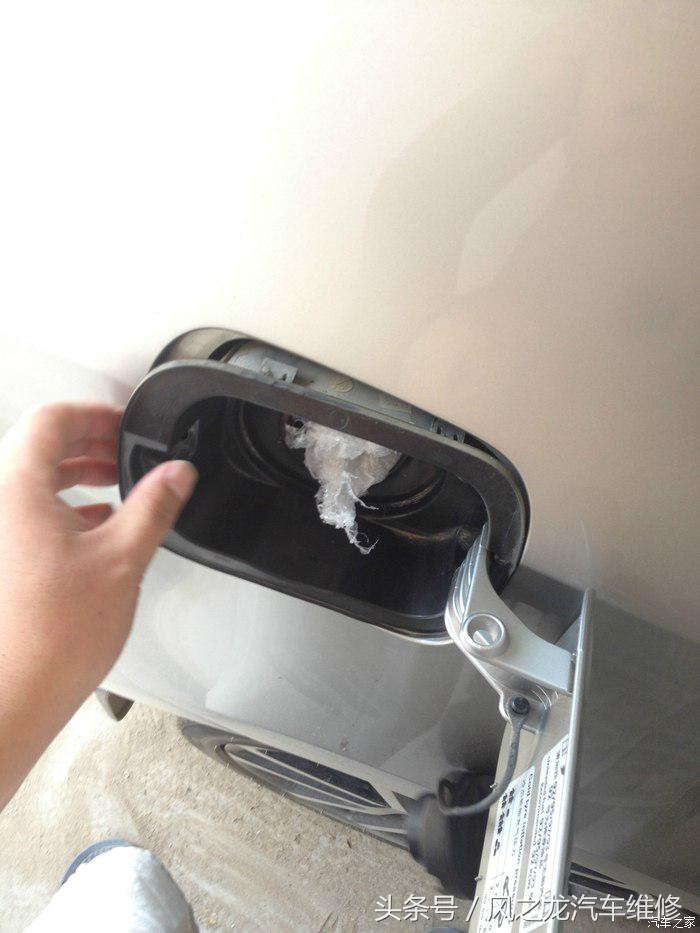 油箱盖卡扣更换教程，v3油箱盖卡扣更换步骤是什么（新速腾更换油箱盖电机全过程）