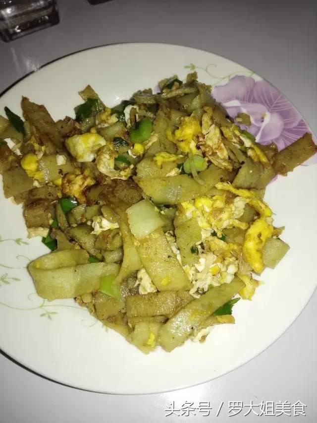 豆饼怎么做好吃，红薯土豆饼怎么做好吃（蒜香炒豆饼：湖北人过早必备）