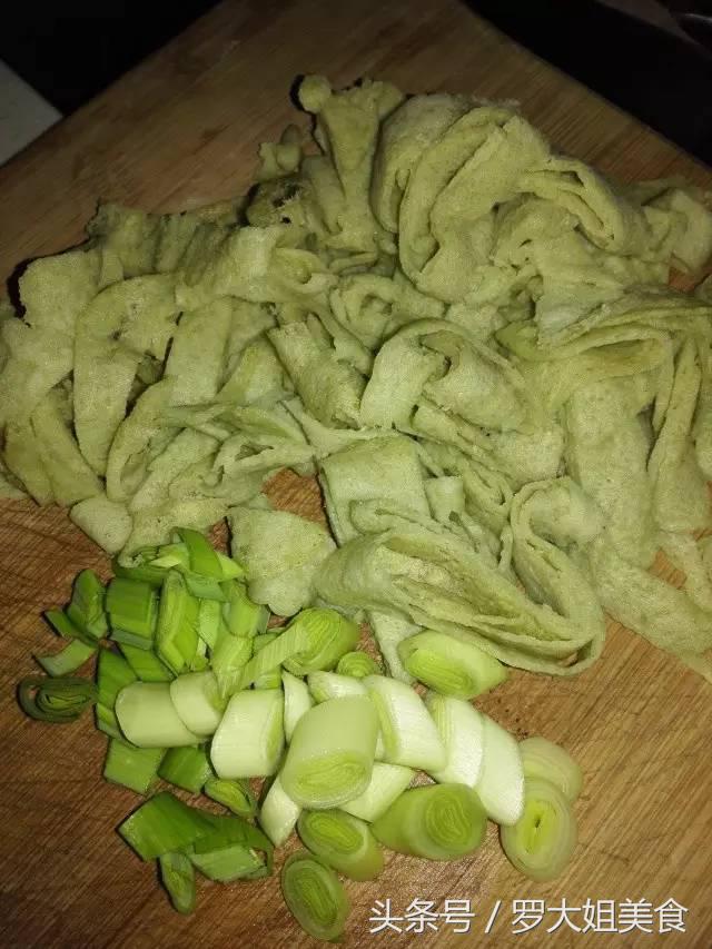 豆饼怎么做好吃，红薯土豆饼怎么做好吃（蒜香炒豆饼：湖北人过早必备）