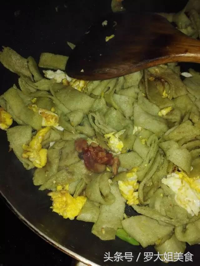 豆饼怎么做好吃，红薯土豆饼怎么做好吃（蒜香炒豆饼：湖北人过早必备）