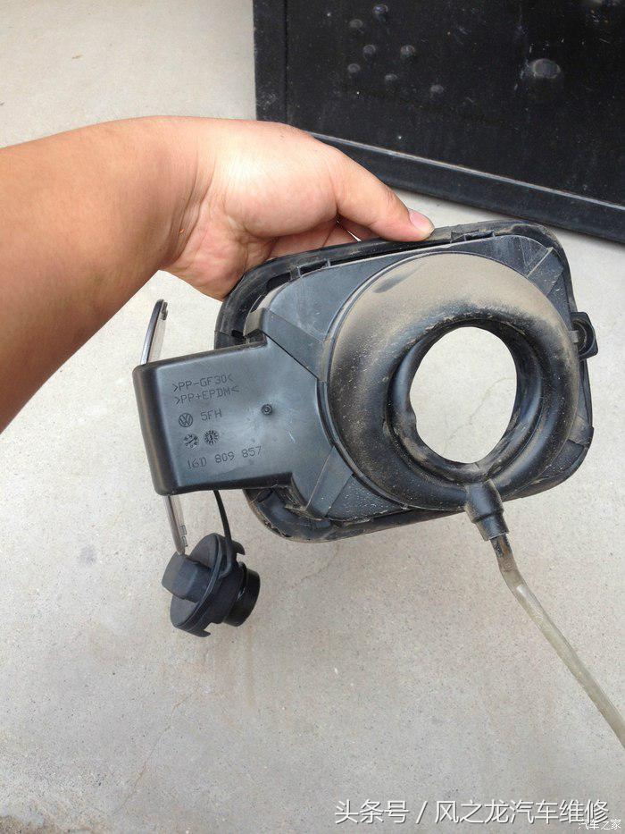 油箱盖卡扣更换教程，v3油箱盖卡扣更换步骤是什么（新速腾更换油箱盖电机全过程）
