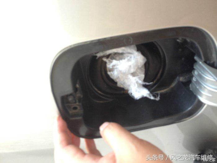 油箱盖卡扣更换教程，v3油箱盖卡扣更换步骤是什么（新速腾更换油箱盖电机全过程）