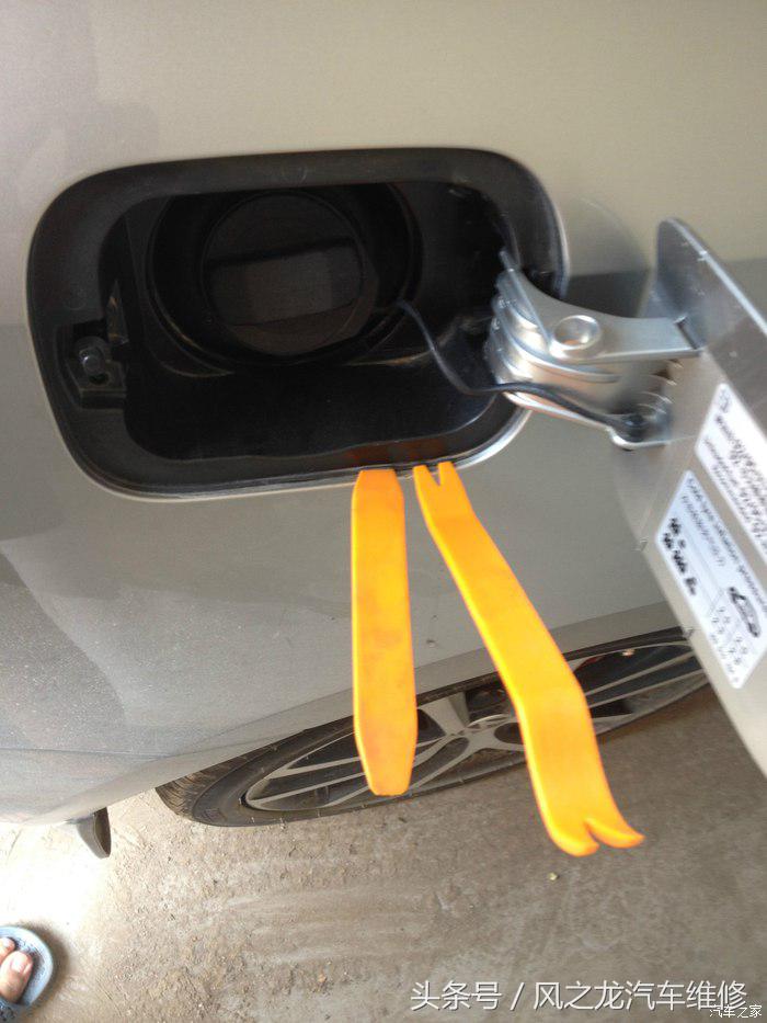 油箱盖卡扣更换教程，v3油箱盖卡扣更换步骤是什么（新速腾更换油箱盖电机全过程）