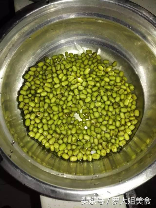 豆饼怎么做好吃，红薯土豆饼怎么做好吃（蒜香炒豆饼：湖北人过早必备）