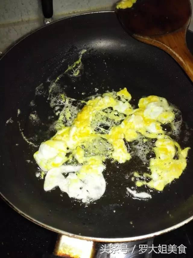 豆饼怎么做好吃，红薯土豆饼怎么做好吃（蒜香炒豆饼：湖北人过早必备）