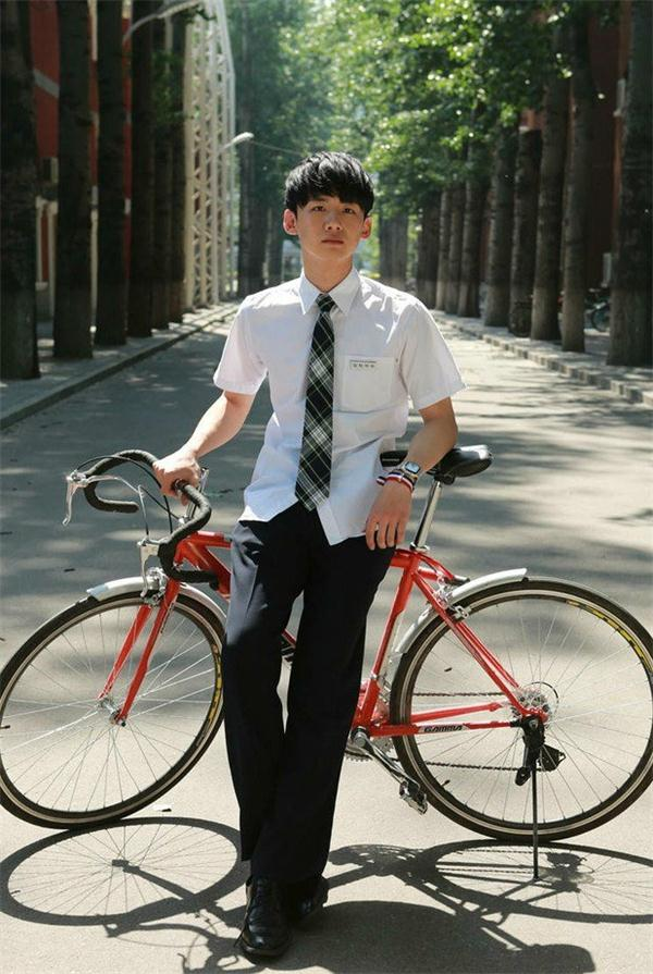 清华大学校草孔逸 颜值爆表的校草，清华大学校草孔逸（中国高校最帅十大校草排行榜）