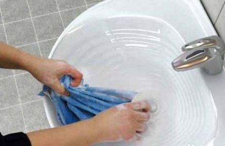 牛仔裤怎么洗不掉色最有效的方法，洗牛仔裤不掉色最有效的方法是什么（牛仔裤怎么洗不掉色不变形）