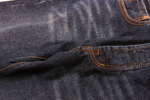 牛仔裤怎么洗不掉色最有效的方法，洗牛仔裤不掉色最有效的方法是什么（牛仔裤怎么洗不掉色不变形）