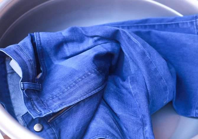 牛仔裤怎么洗不掉色最有效的方法，洗牛仔裤不掉色最有效的方法是什么（牛仔裤怎么洗不掉色不变形）