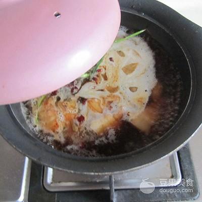 土豆红烧肉做法，胡萝卜土豆红烧肉的做法（土豆红烧肉#樱花味道#）