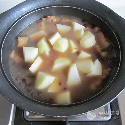 土豆红烧肉做法，胡萝卜土豆红烧肉的做法（土豆红烧肉#樱花味道#）