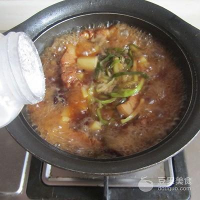 土豆红烧肉做法，胡萝卜土豆红烧肉的做法（土豆红烧肉#樱花味道#）