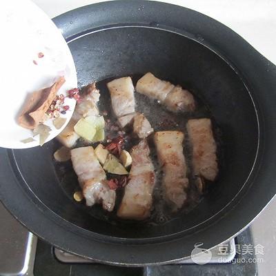 土豆红烧肉做法，胡萝卜土豆红烧肉的做法（土豆红烧肉#樱花味道#）
