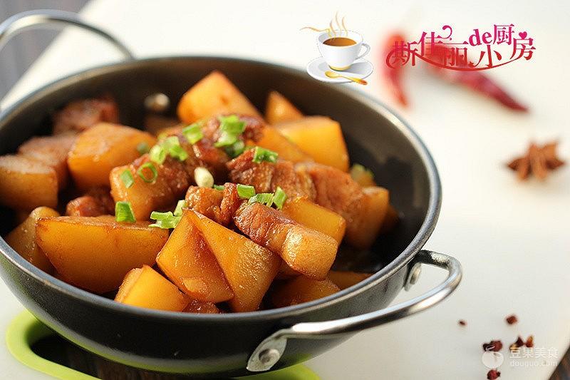 土豆红烧肉做法，胡萝卜土豆红烧肉的做法（土豆红烧肉#樱花味道#）