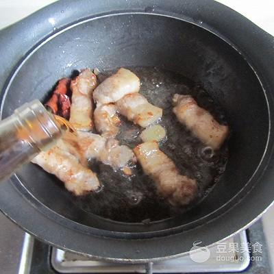 土豆红烧肉做法，胡萝卜土豆红烧肉的做法（土豆红烧肉#樱花味道#）