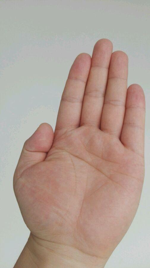 感情方面不顺利,要多注意与爱人好好相处3:右手的智慧线出现了中断,这