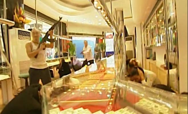 张世豪原型是谁，插翅难逃张世豪原型是谁（他在影片中的“画像”同样钟爱AK47）