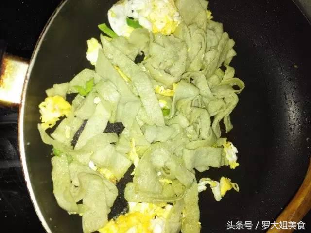 豆饼怎么做好吃，红薯土豆饼怎么做好吃（蒜香炒豆饼：湖北人过早必备）