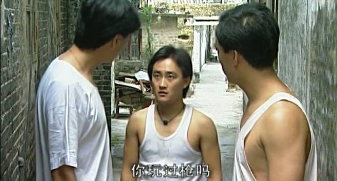 张世豪原型是谁，插翅难逃张世豪原型是谁（他在影片中的“画像”同样钟爱AK47）