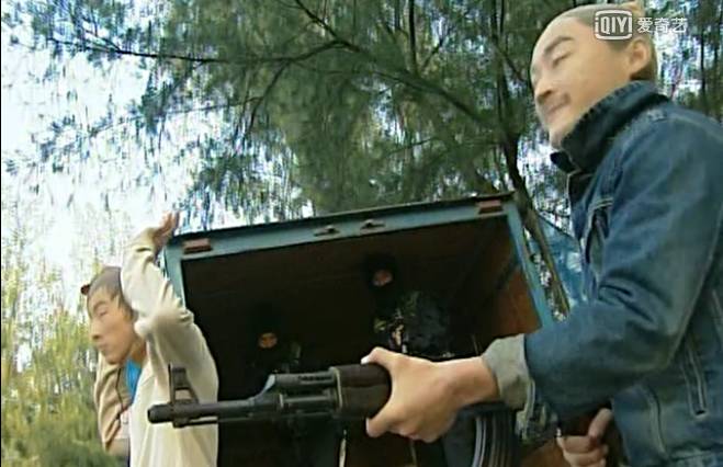 张世豪原型是谁，插翅难逃张世豪原型是谁（他在影片中的“画像”同样钟爱AK47）