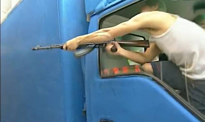 张世豪原型是谁，插翅难逃张世豪原型是谁（他在影片中的“画像”同样钟爱AK47）