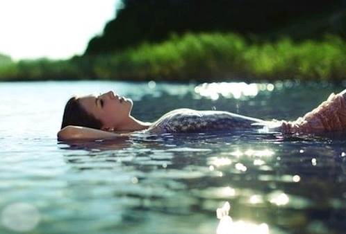 伤感空间说明，伤感空间说明图片（精选10句qq空间最伤感的图片说说句子）