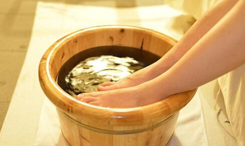 除脚臭最有效的方法，去除脚臭有效的方法（治脚臭的两个妙方，根本不用药）