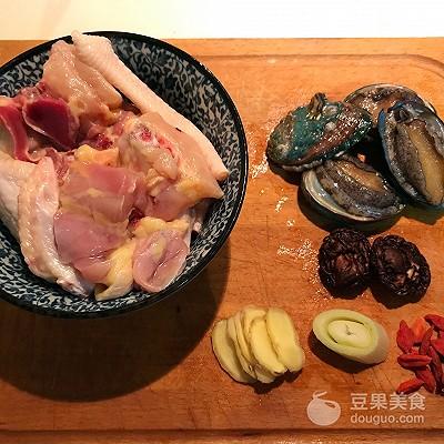 鲍鱼炖鸡的做法，鲍鱼怎么烧好吃家常做法（春季养生鲜鲍鱼土鸡汤）
