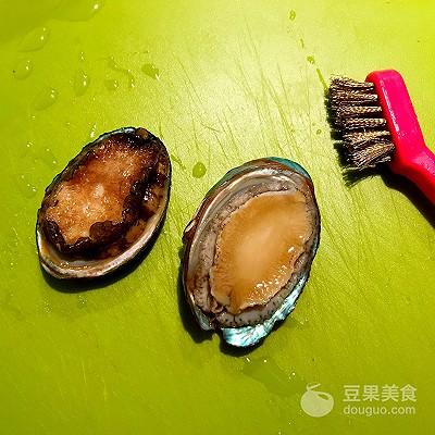 鲍鱼炖鸡的做法，鲍鱼怎么烧好吃家常做法（春季养生鲜鲍鱼土鸡汤）