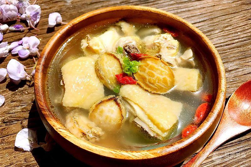 鲍鱼炖鸡的做法，鲍鱼怎么烧好吃家常做法（春季养生鲜鲍鱼土鸡汤）