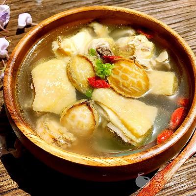 鲍鱼炖鸡的做法，鲍鱼怎么烧好吃家常做法（春季养生鲜鲍鱼土鸡汤）