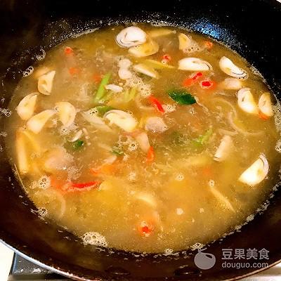 泰国冬阴功汤的做法，泰国冬阴功汤的做法鸡爪（泰式冬阴功汤的做法）