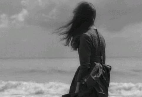 伤感空间说明，伤感空间说明图片（精选10句qq空间最伤感的图片说说句子）