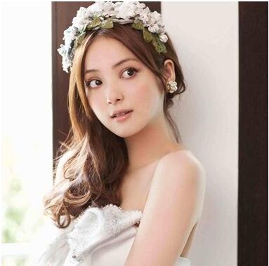 中长发圆脸烫什么发型好看，圆长脸适合烫什么发型（佐佐木希中长卷发更是卡哇伊不要不要的）