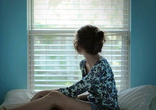 伤感空间说明，伤感空间说明图片（精选10句qq空间最伤感的图片说说句子）