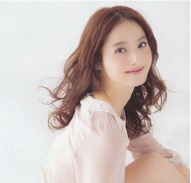 中长发圆脸烫什么发型好看，圆长脸适合烫什么发型（佐佐木希中长卷发更是卡哇伊不要不要的）