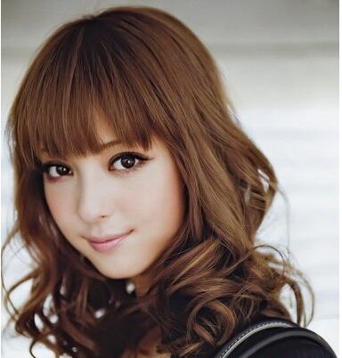 中长发圆脸烫什么发型好看，圆长脸适合烫什么发型（佐佐木希中长卷发更是卡哇伊不要不要的）