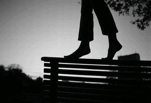 伤感空间说明，伤感空间说明图片（精选10句qq空间最伤感的图片说说句子）