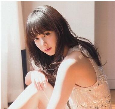 中长发圆脸烫什么发型好看，圆长脸适合烫什么发型（佐佐木希中长卷发更是卡哇伊不要不要的）