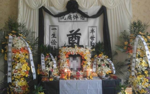 飞蛾飞进家里预示什么，飞蛾进家预示什么（民间故事传说：飞蛾飞进灵堂）